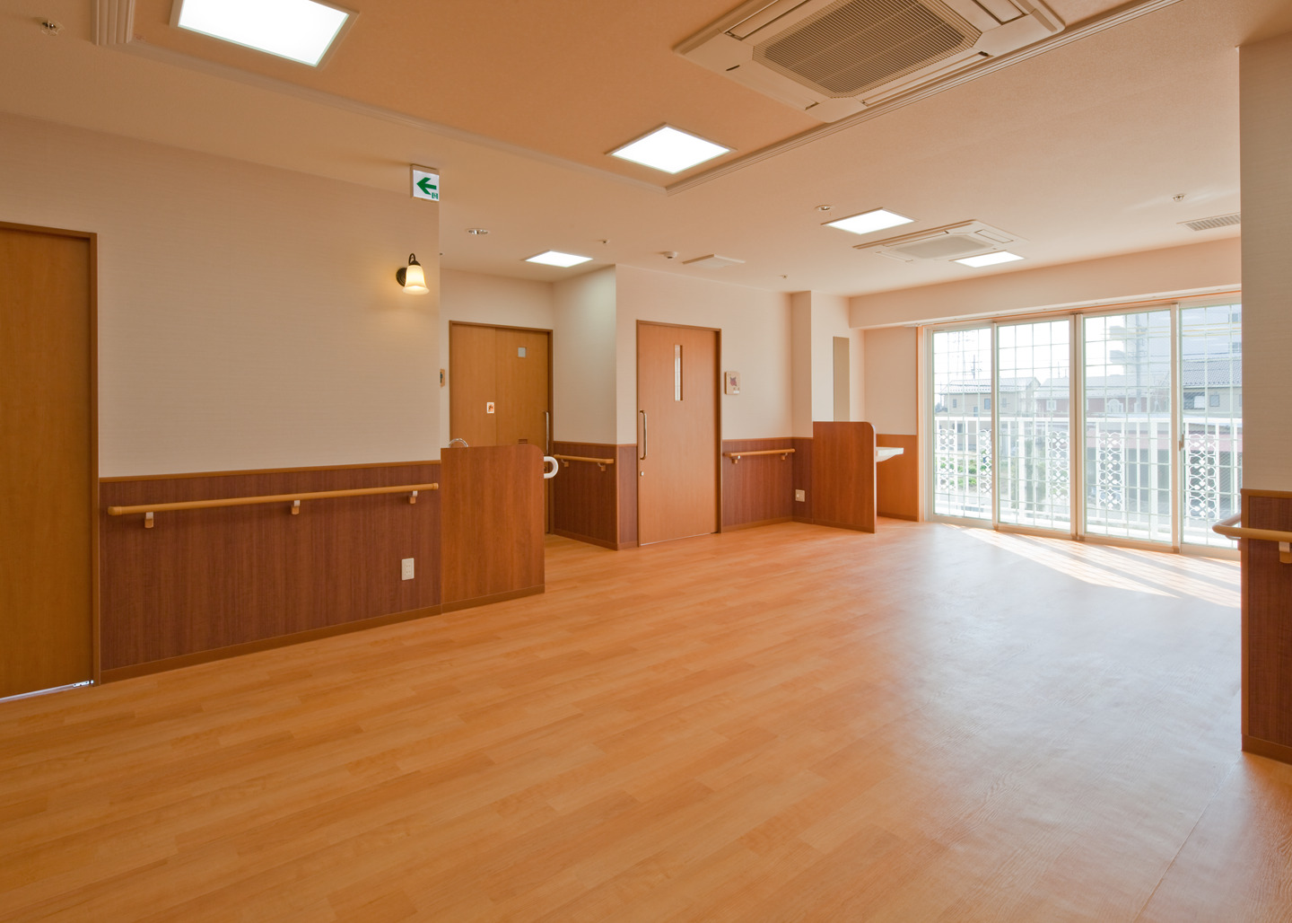 食堂：バランスの取れた栄養満点の食事を、温かい雰囲気の中でお楽しみいただけます。