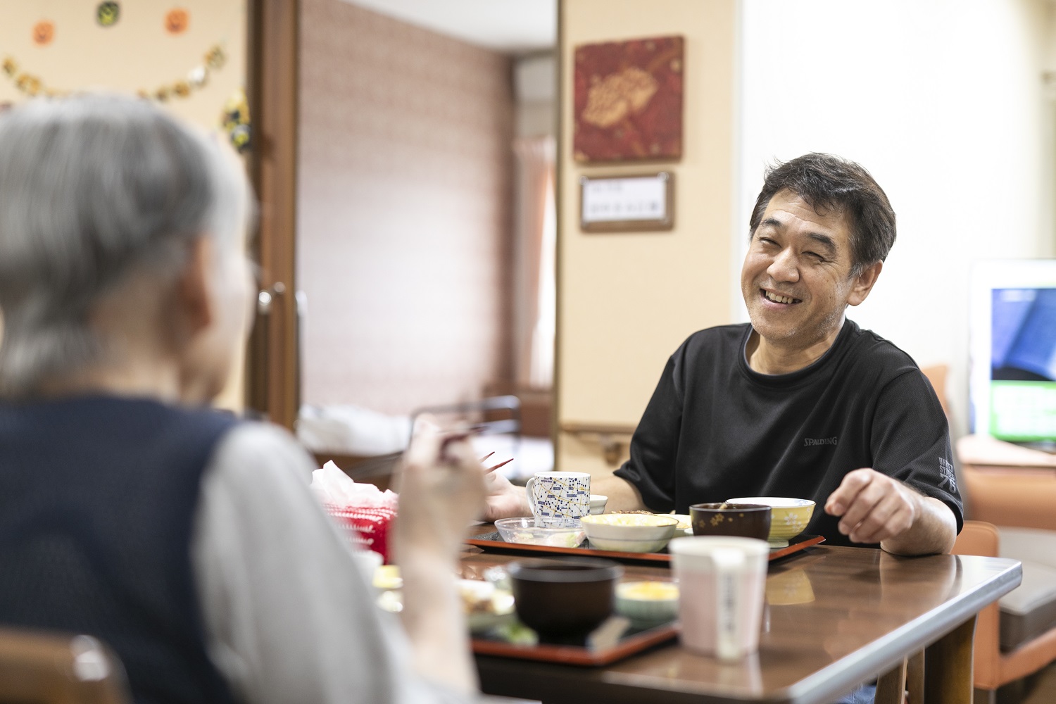 共に過ごす貴重な時間：職員と利用者様が共に時を過ごすことで、温かな交流と絆を育みます。