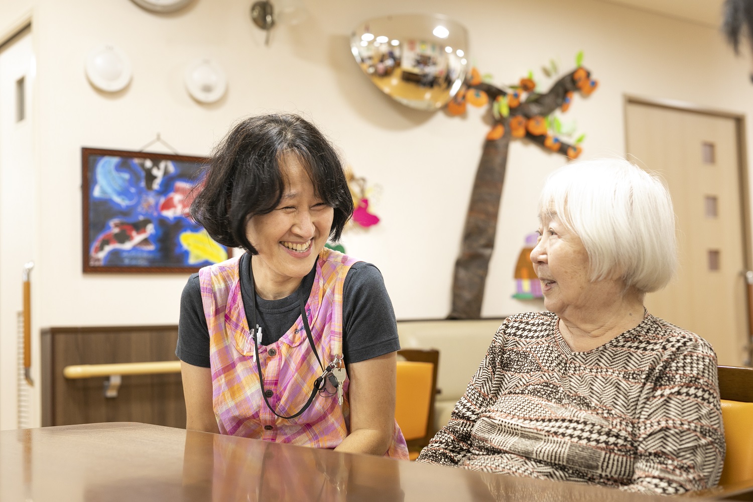 共に過ごす貴重な時間：職員と利用者様が共に時を過ごすことで、温かな交流と絆を育みます。