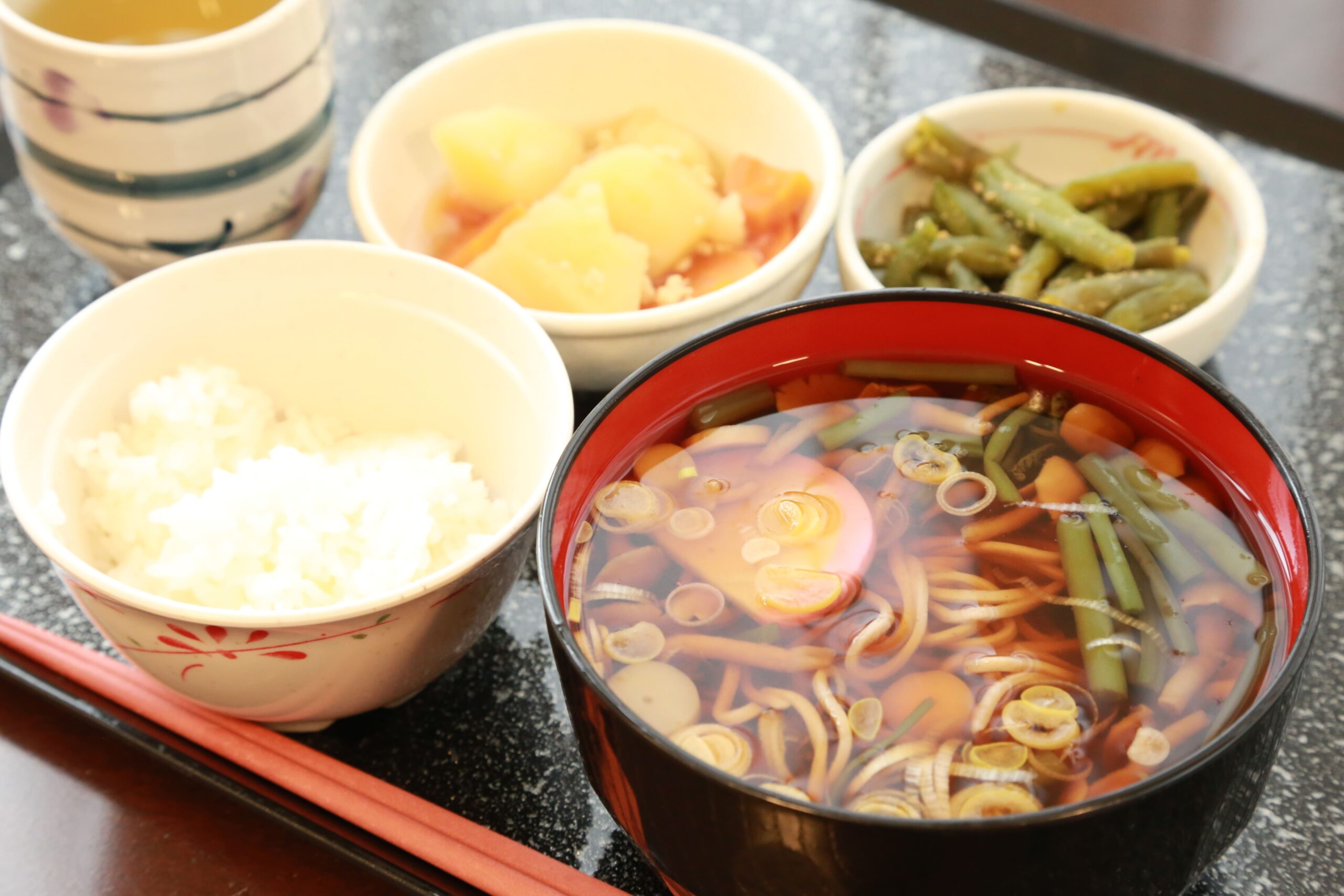 健康を支えるおいしい食事：スタッフが一品一品心を込めて作る食事は、栄養バランスと美味しさを追求し、毎日の健康をサポートさせて頂きます。