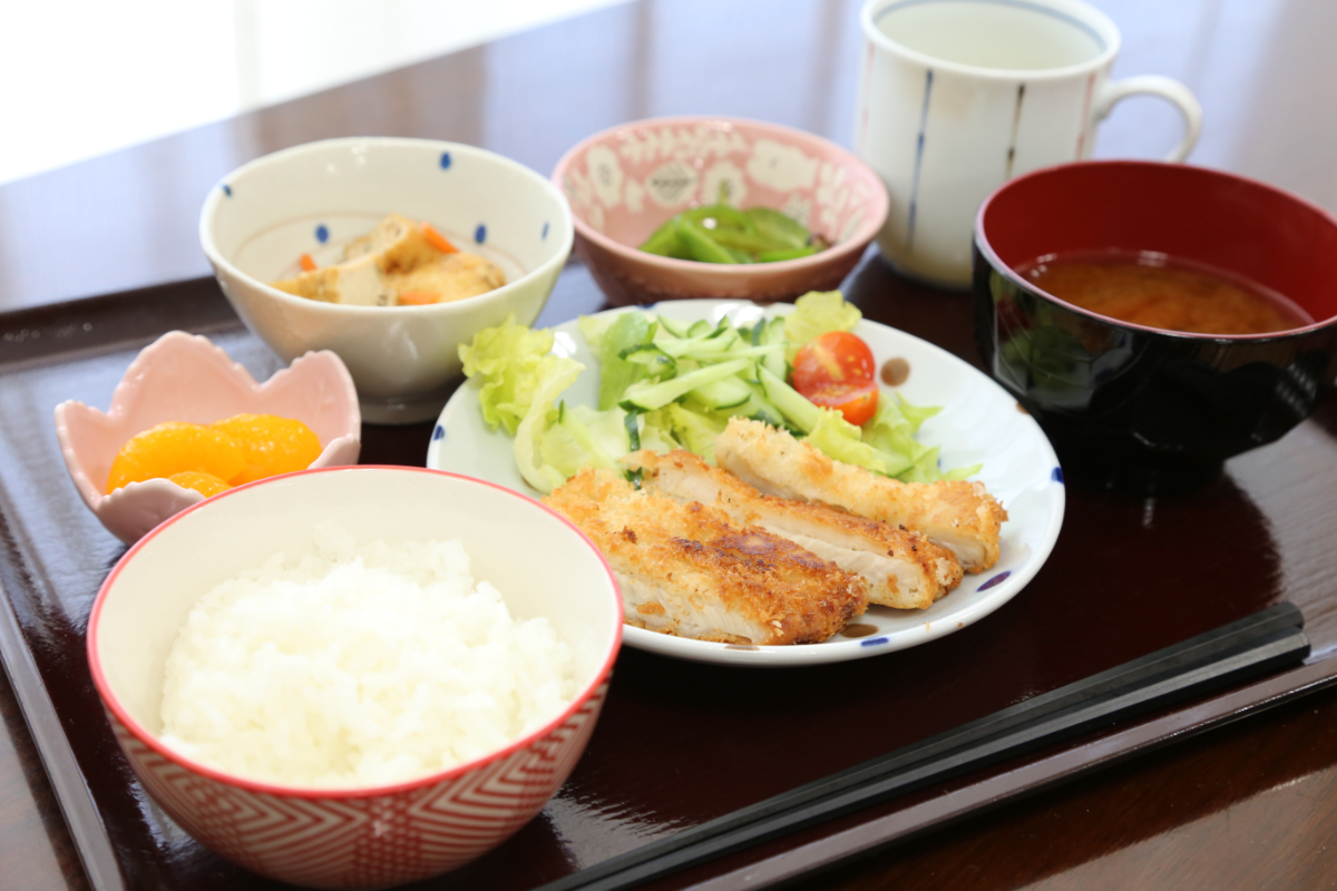 健康を支えるおいしい食事：スタッフが一つ一つ心を込めて作る食事は、栄養バランスと美味しさを追求し、毎日の健康をサポートします。