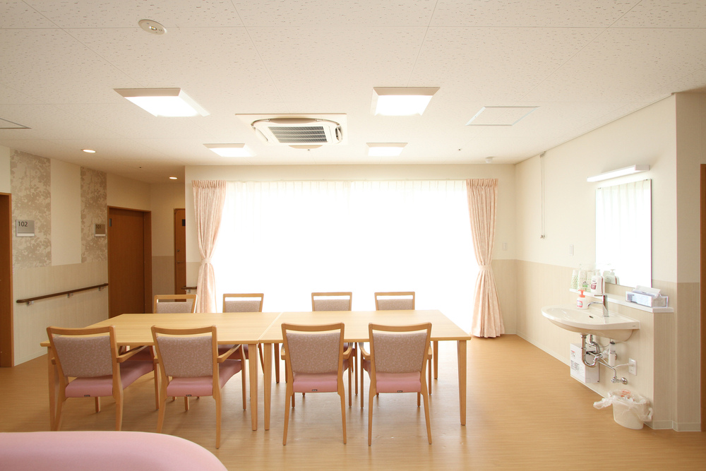 明るく清潔感のある食堂です。