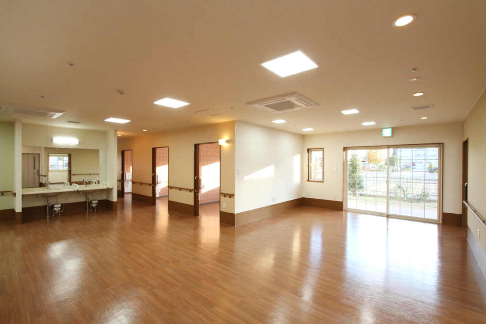 食堂：バランスの取れた栄養満点の食事を、温かい雰囲気の中でお楽しみいただけます。